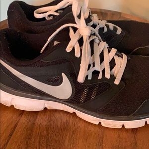 Women’s 8.5 black and white running shoe